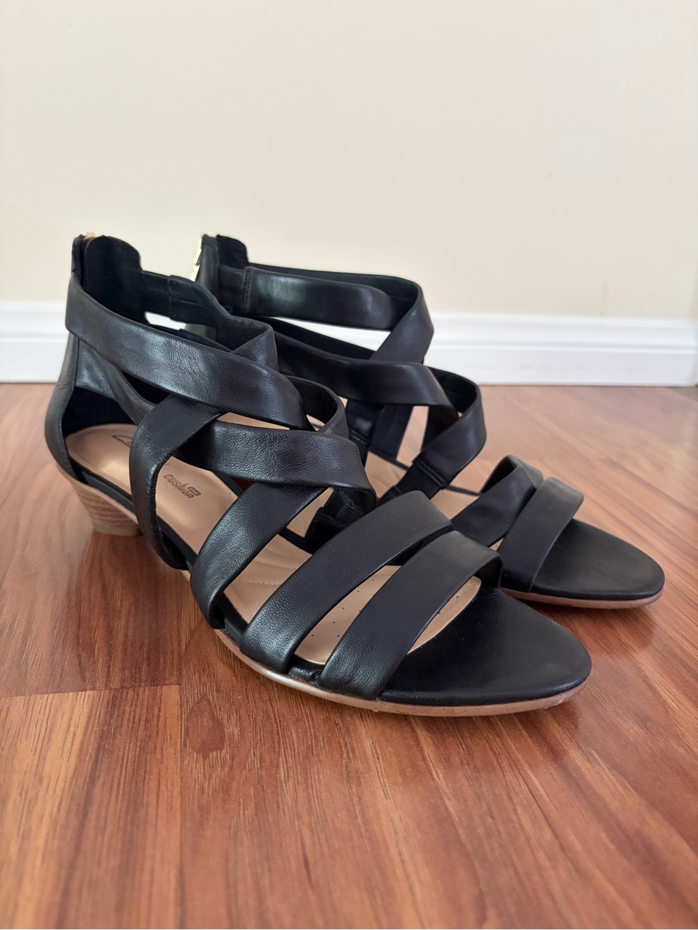 NWOT Clarks Black Strappy Low-Heeled Sandals - Size 9.5